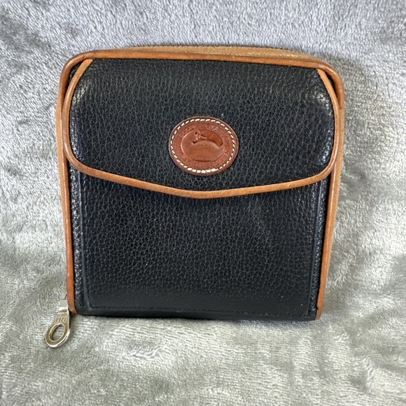 VTG Dooney & Bourke Black Brown Leather AWL Square Zip Closure Crossbody Wallet - Picture 4 of 11